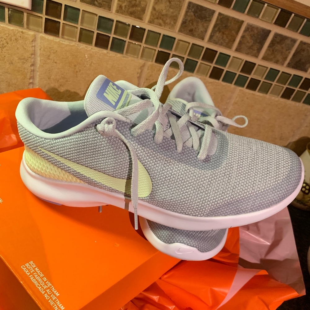 Women’s new Nike tennis shoes